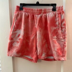 Men’s Adidas Short, Size M
Soft shorts w/ elastic/Drawstring waistband.